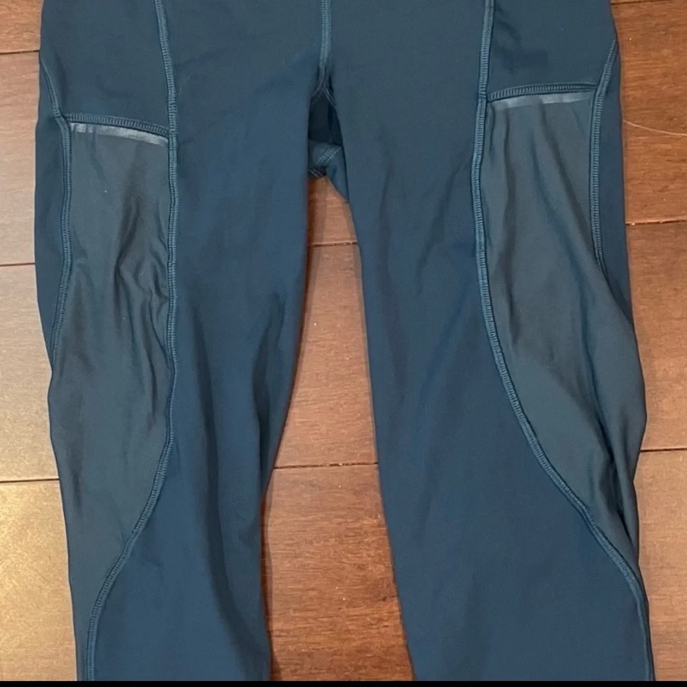 Lululemon always airy High-Rise Run Crop Leggings 19” size 4 night diver